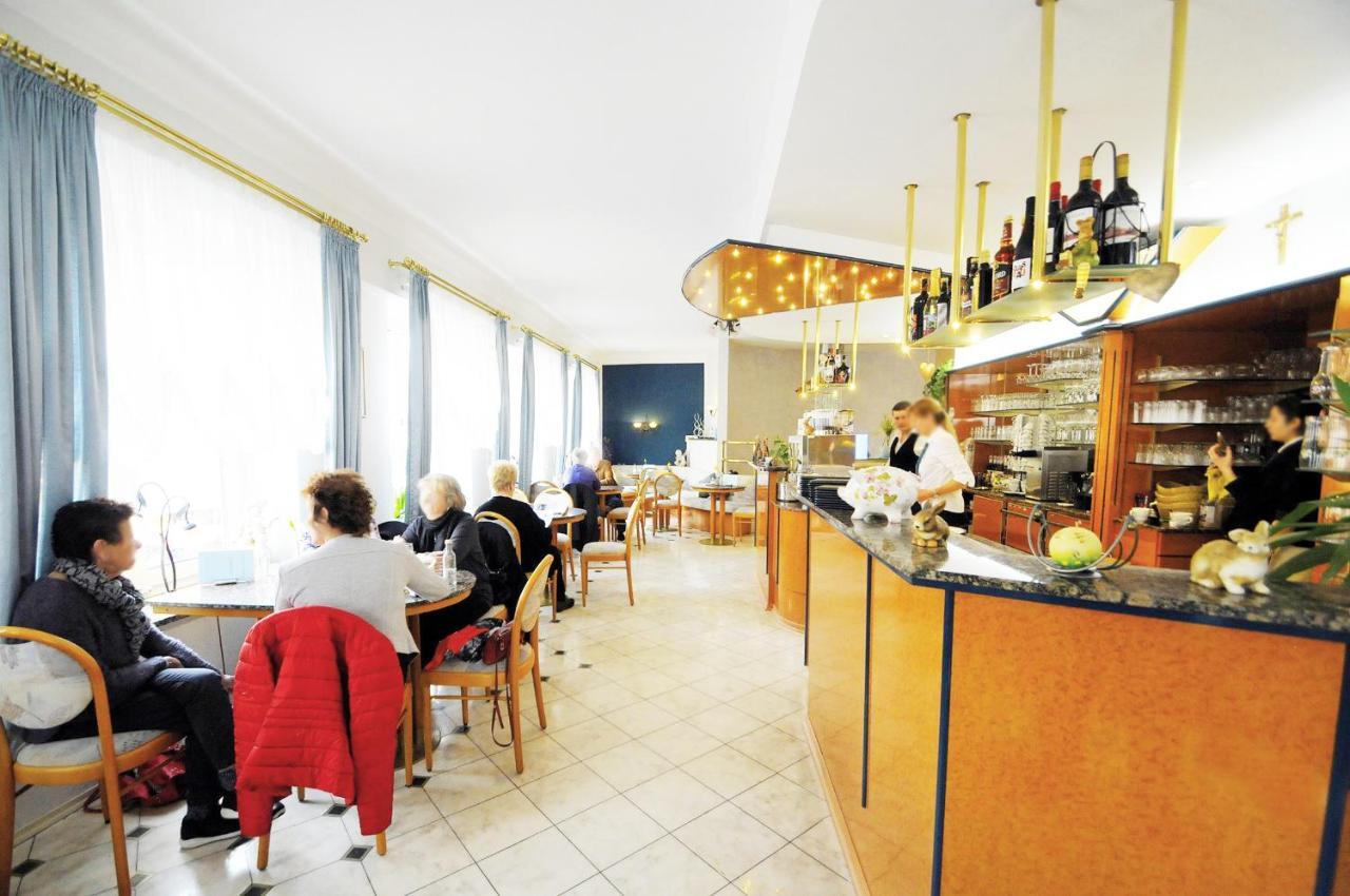 Cafe Am Donautor Hotel Kelheim Exterior photo