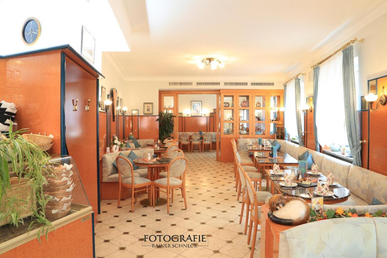 Cafe Am Donautor Hotel Kelheim Exterior photo
